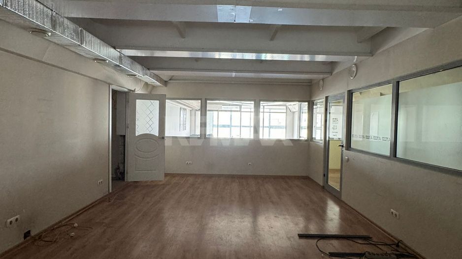 Spațiu comercial versatil în zona centrală - Poză 12