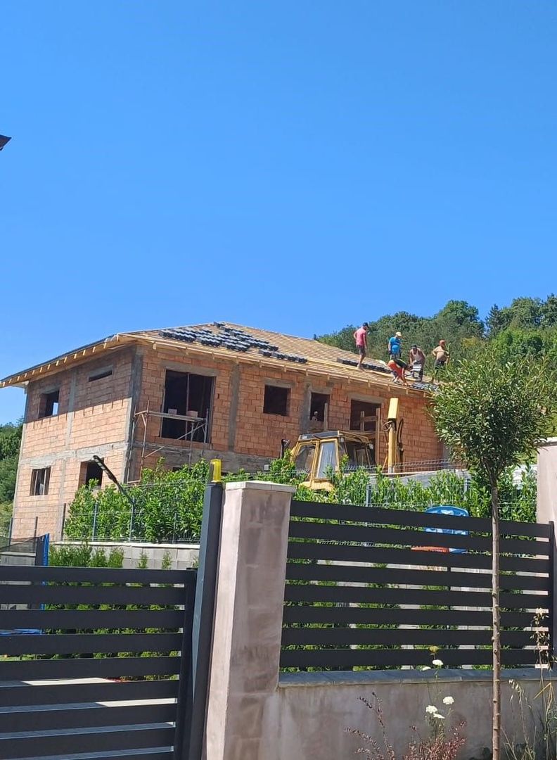 Casă Corunca -240 mp, demisol -garaj,cramă-teren 1100 mp - Poză 1