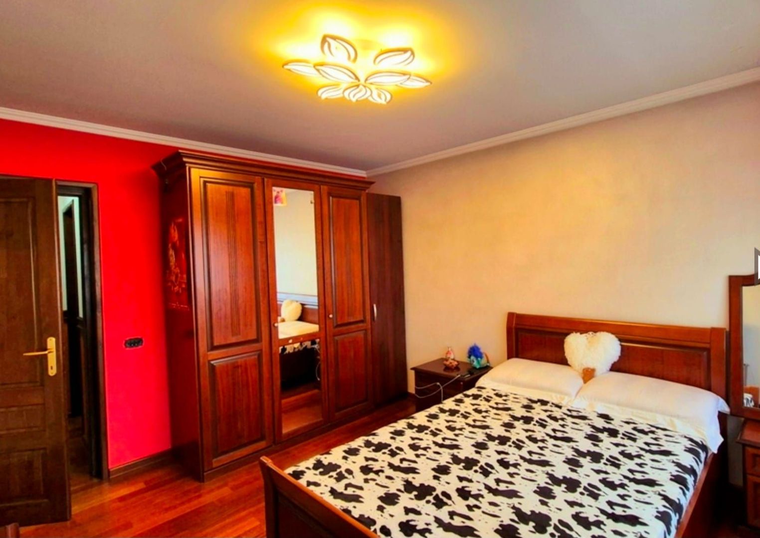 Cauți o casă mare sau spațiu pentru business? Aici le ai pe ambele! - Poză 8