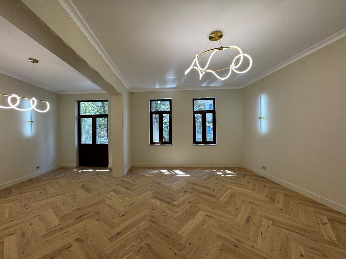 4 camere ||  Mihai Eminescu -Piata Romana || vila interbelica - Poză 1