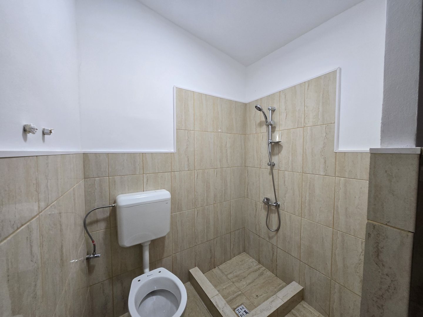 Casa renovata 105mp utili si curte libera 45mp -Eroii Revolutiei - Poză 18