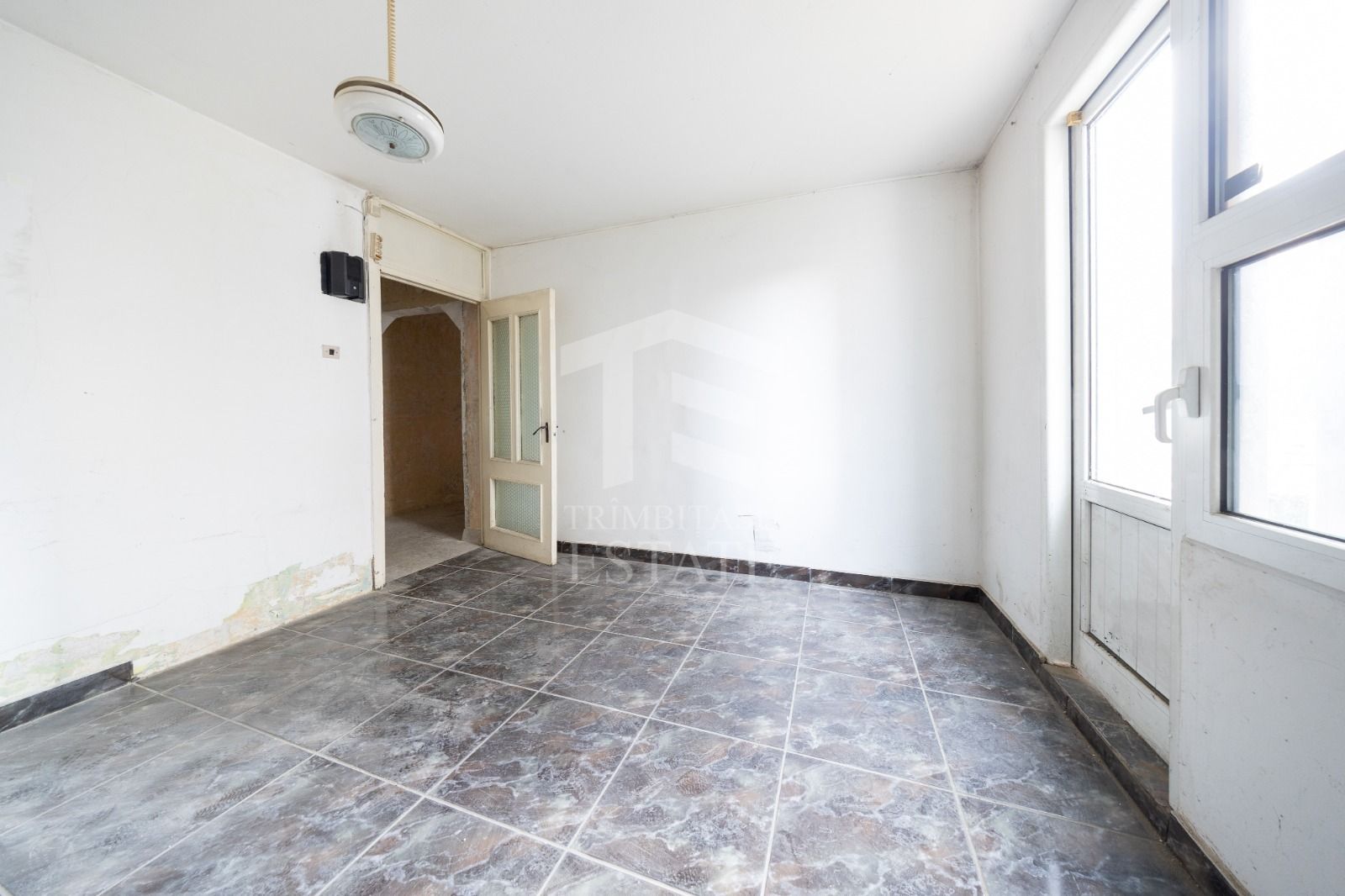 Triaj-Coresi-3 camere+2 bai-70 mp utili NERENOVAT - Poză 5