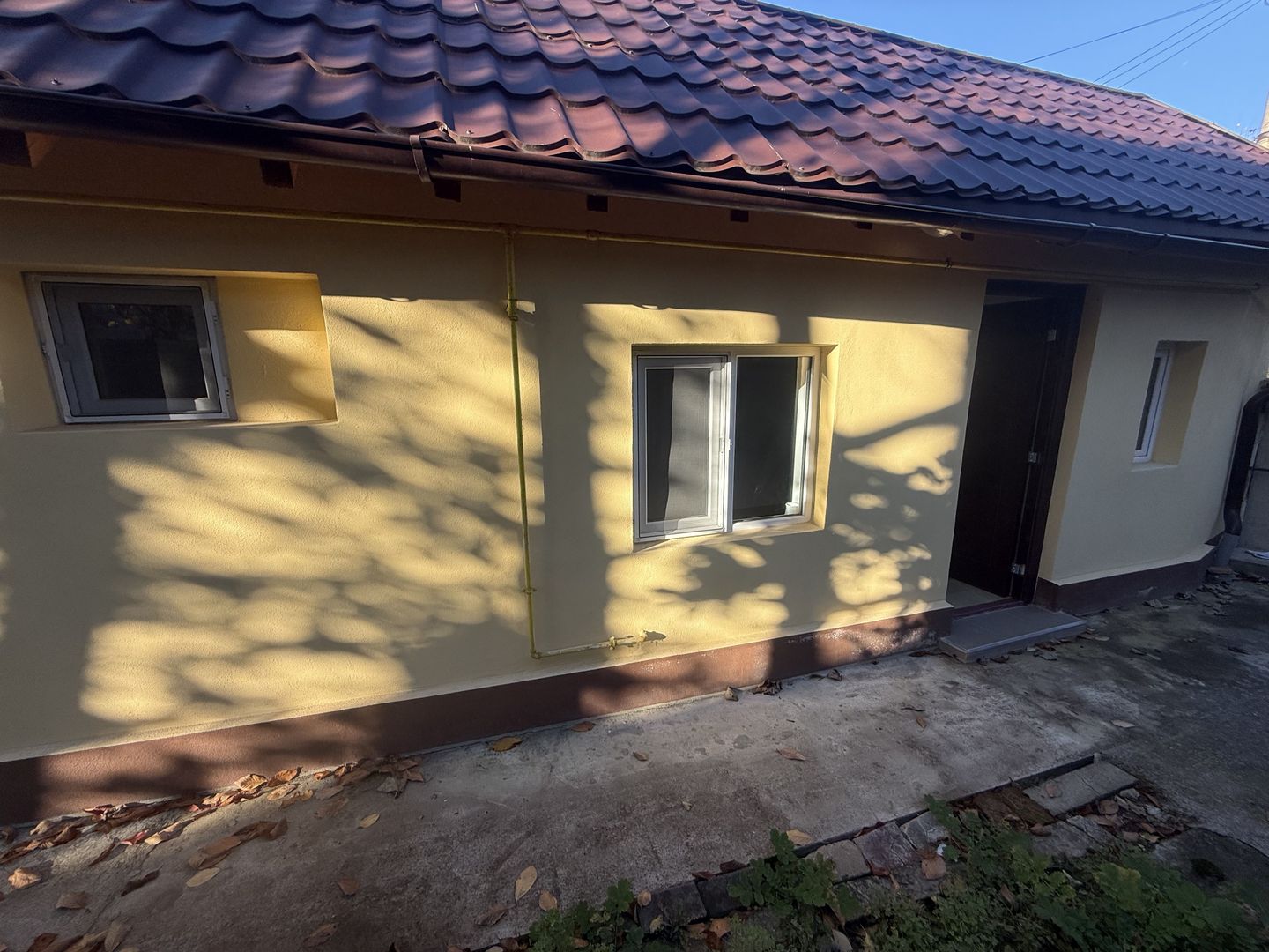 2 corpuri de Casă renovate + teren 125 mp Campina - Poză 3