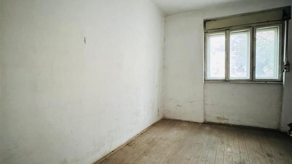 Casa singur in curte cu acces auto si teren 270 mp in zona Razboieni - Poză 2