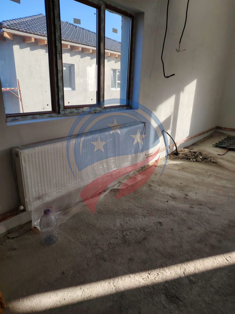 Vilă semifinisată de vânzare str. Remetea 217 mp si 670 mp teren - Poză 4