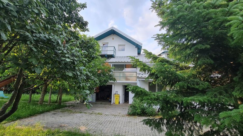 Casa in zona centralain vecinatatea padurii - Poză 1