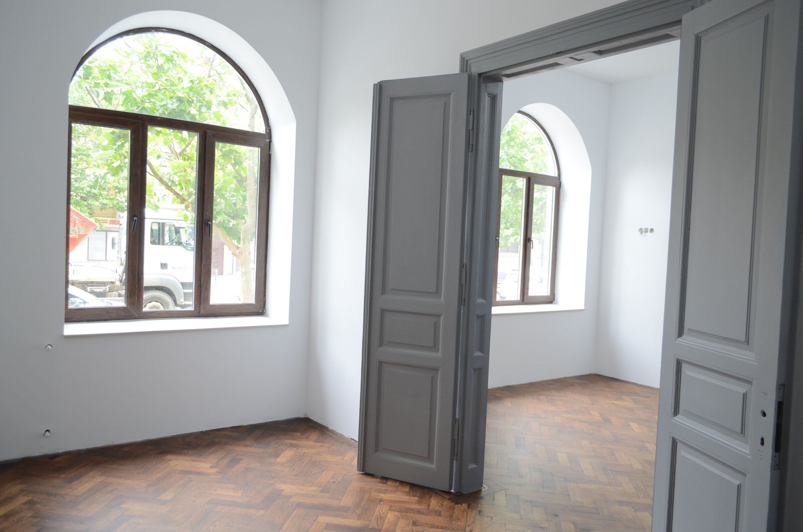 Apartament renovat in cladire interbelica, zona centrala - Poză 1
