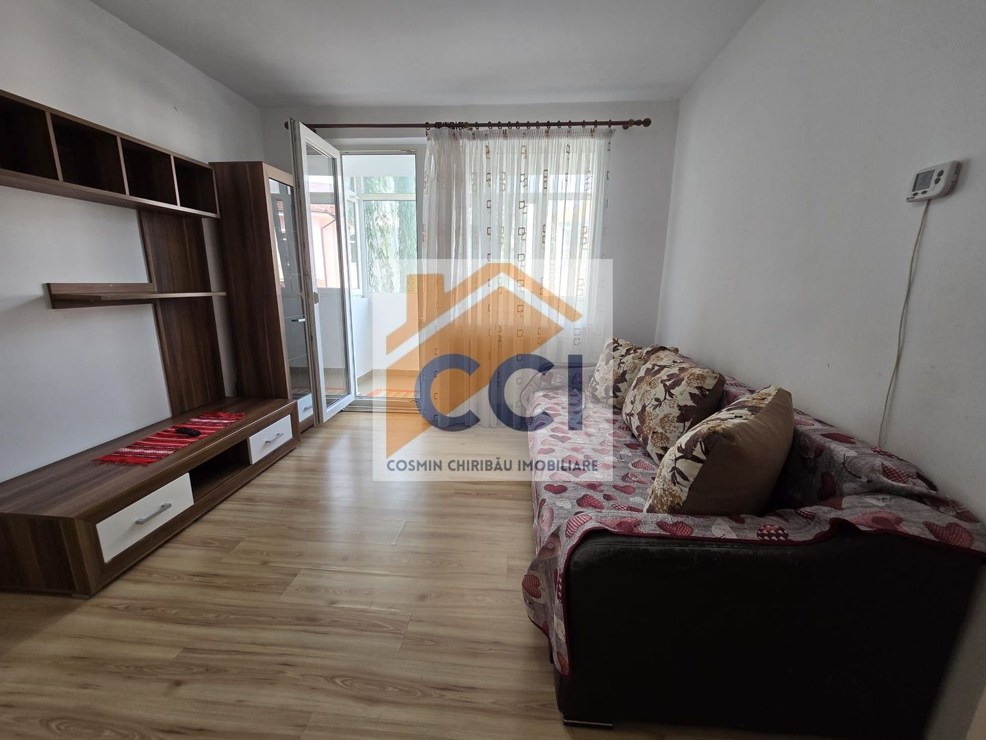 DE VÂNZARE - Apartament cu 2 camere în Bacău - Etaj 1 - Poză 1