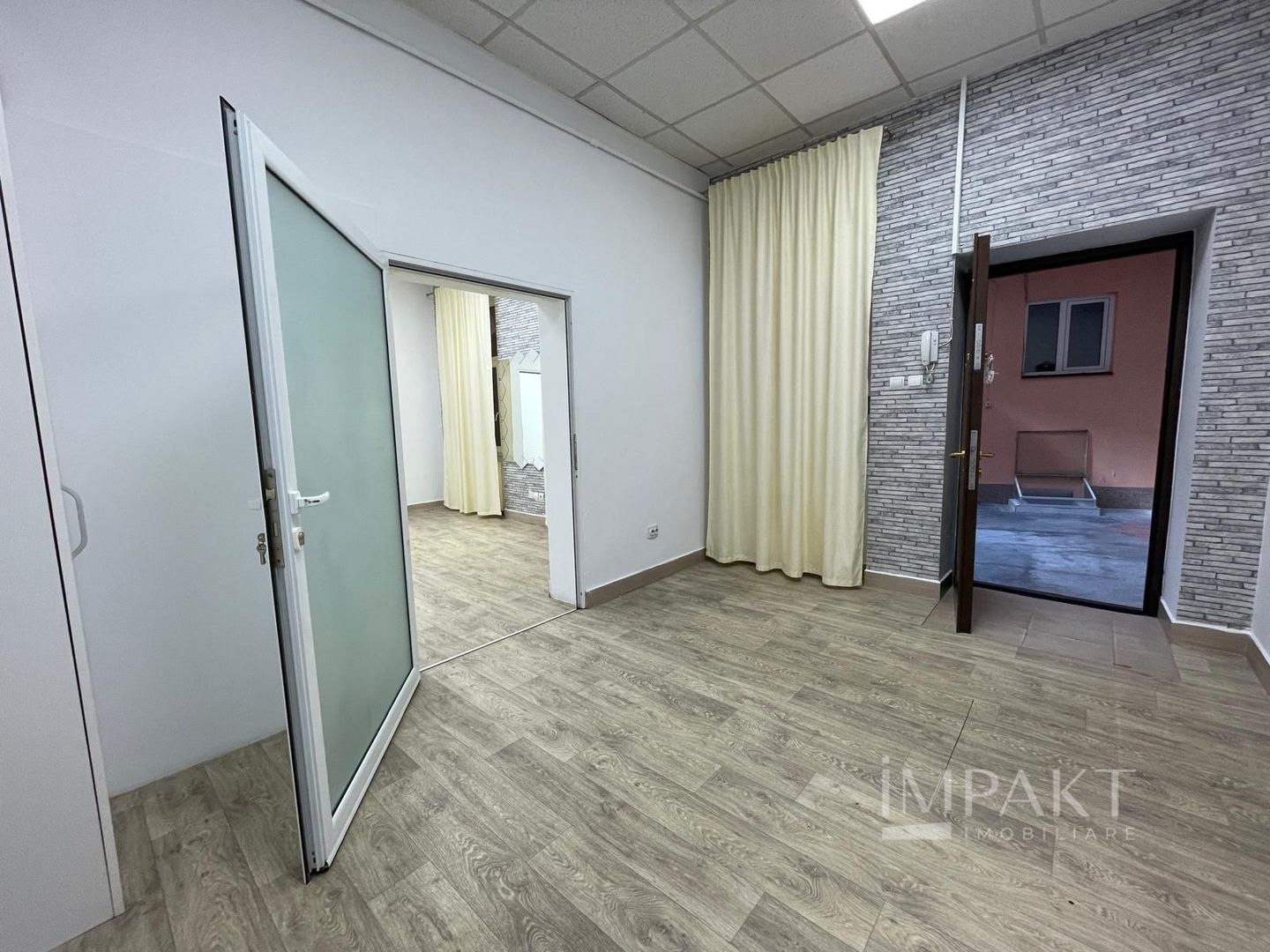 Spatiu comercial cu vad bun de inchiriat in zona centrală! - Poză 7