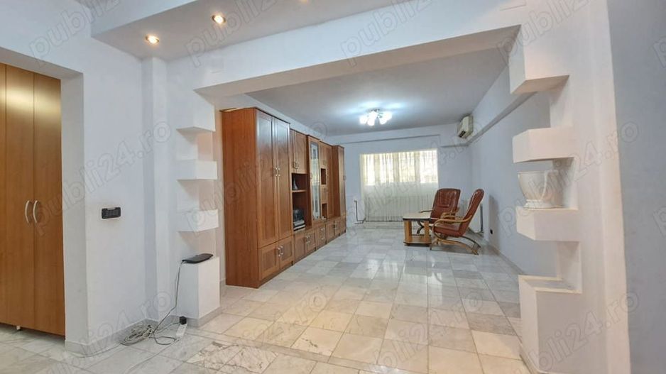 Vand Apartament spatios cu 4 camere de vanzare pe Bdul Decebal - Poză 2