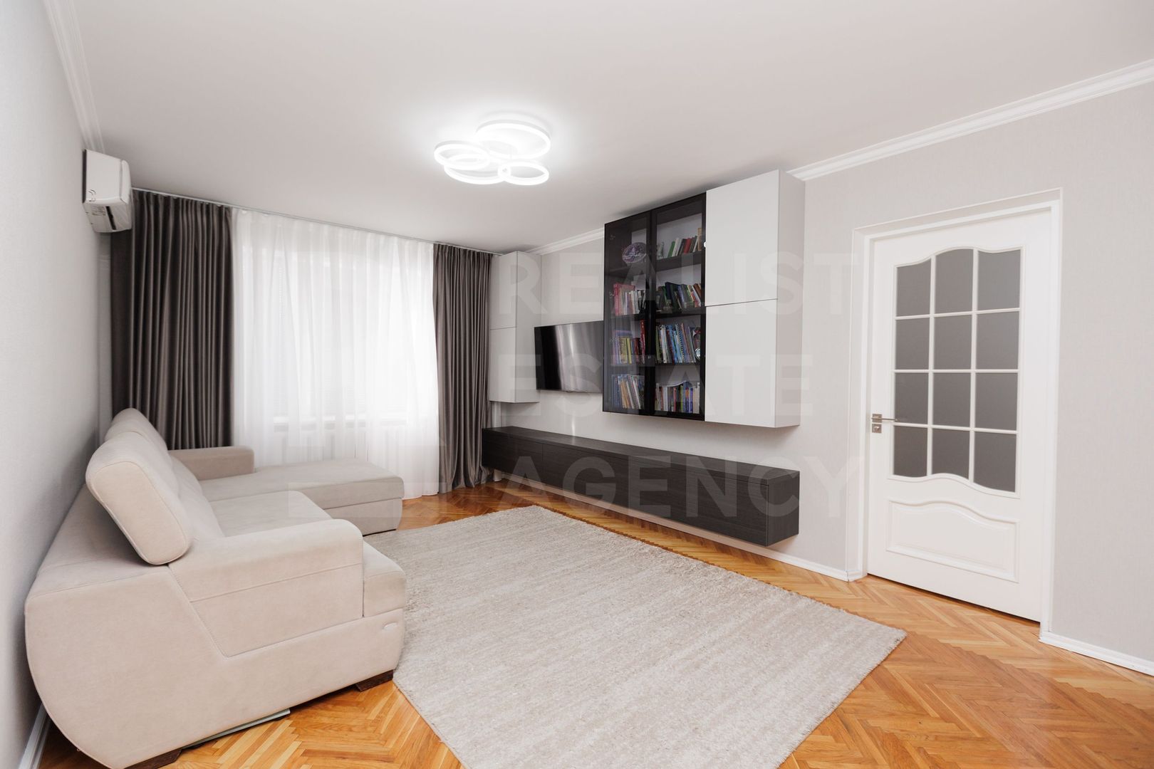 Apartament cu 4 camere spre vânzare, strada Romană, Centru - Poză 1