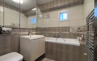 Apartament cu 3 camere, Parcare, P-ta Cipariu  zona Central - Poză 19