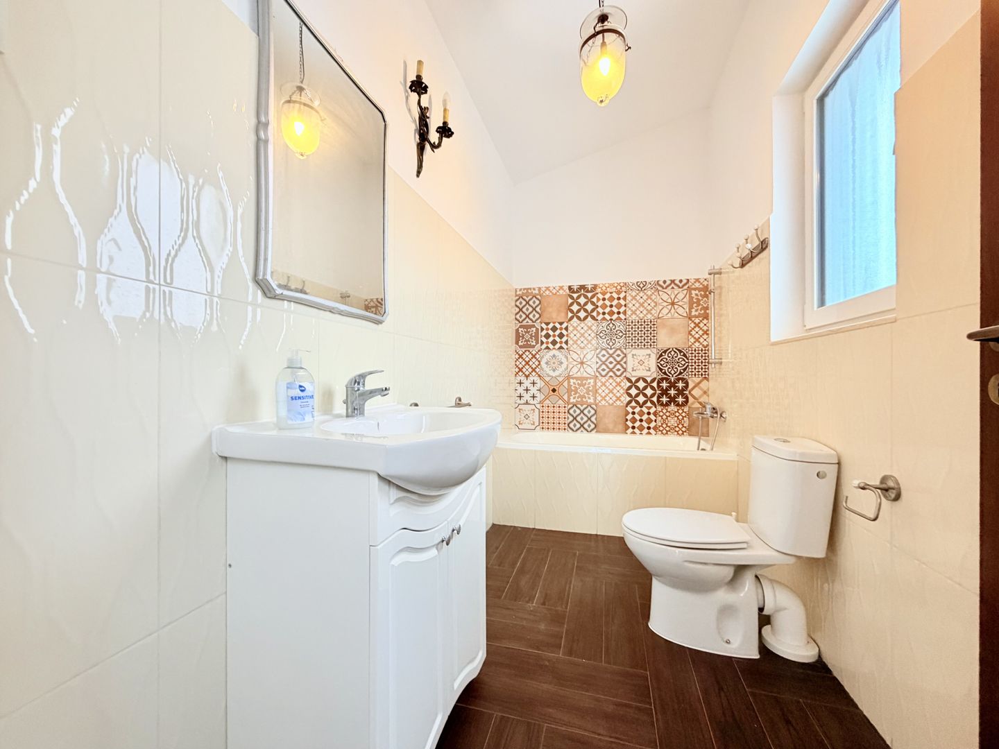 Casă de închiriat la liziera pădurii - Dumbrăvița - Poză 9