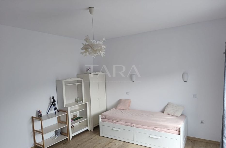 Casă spațioasă, renovată complet, într-o zonă liniștită - Poză 9