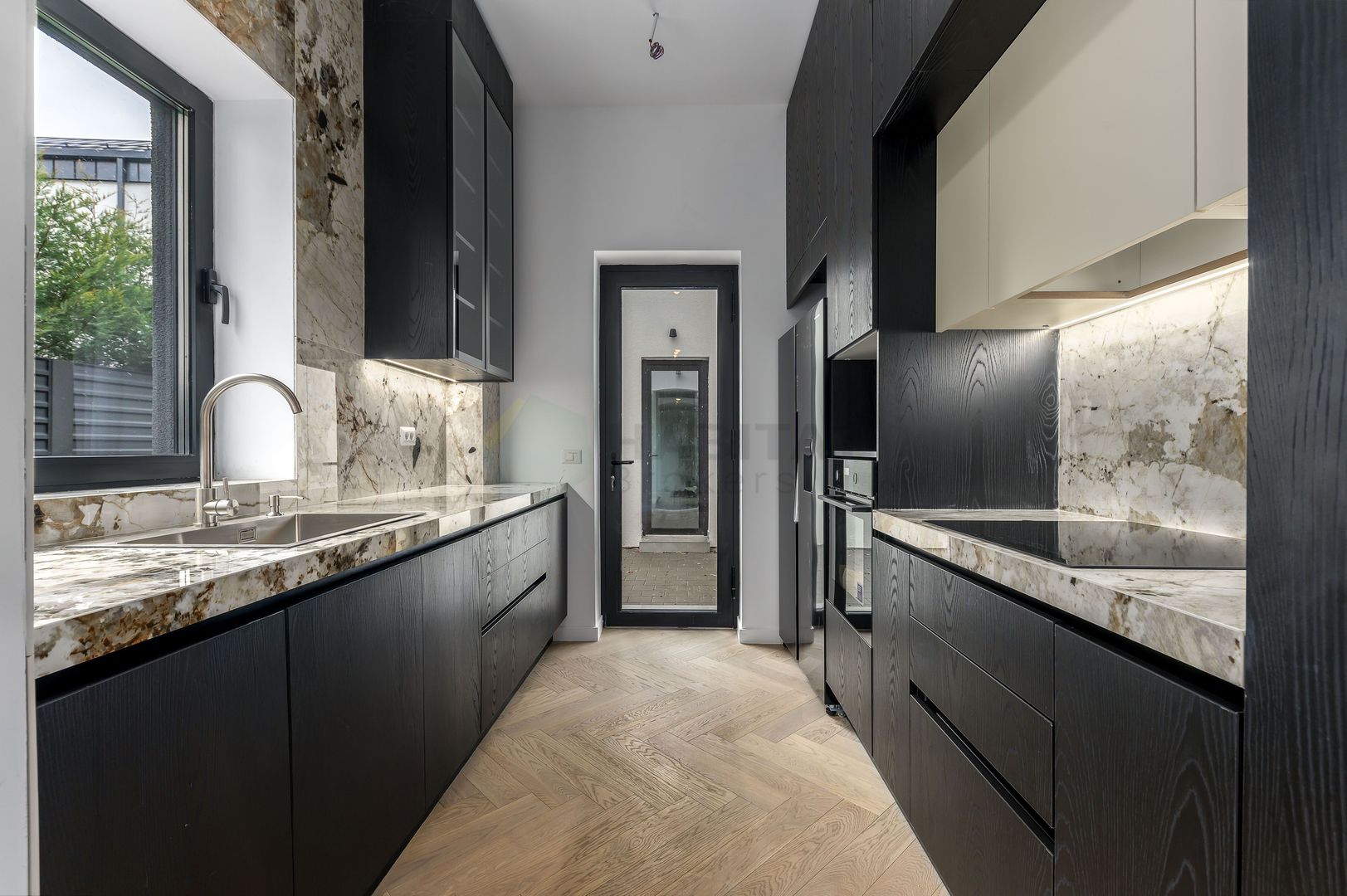 VILA  IANCU NICOLAE, 5 dormitoare, 3 terase, garaj, gradina - Poză 8