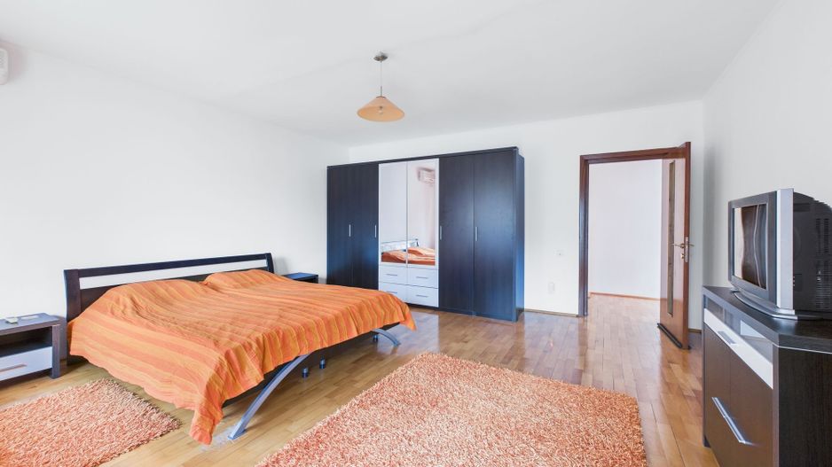 Casă spațioasă în Popești-Leordeni - Poză 16