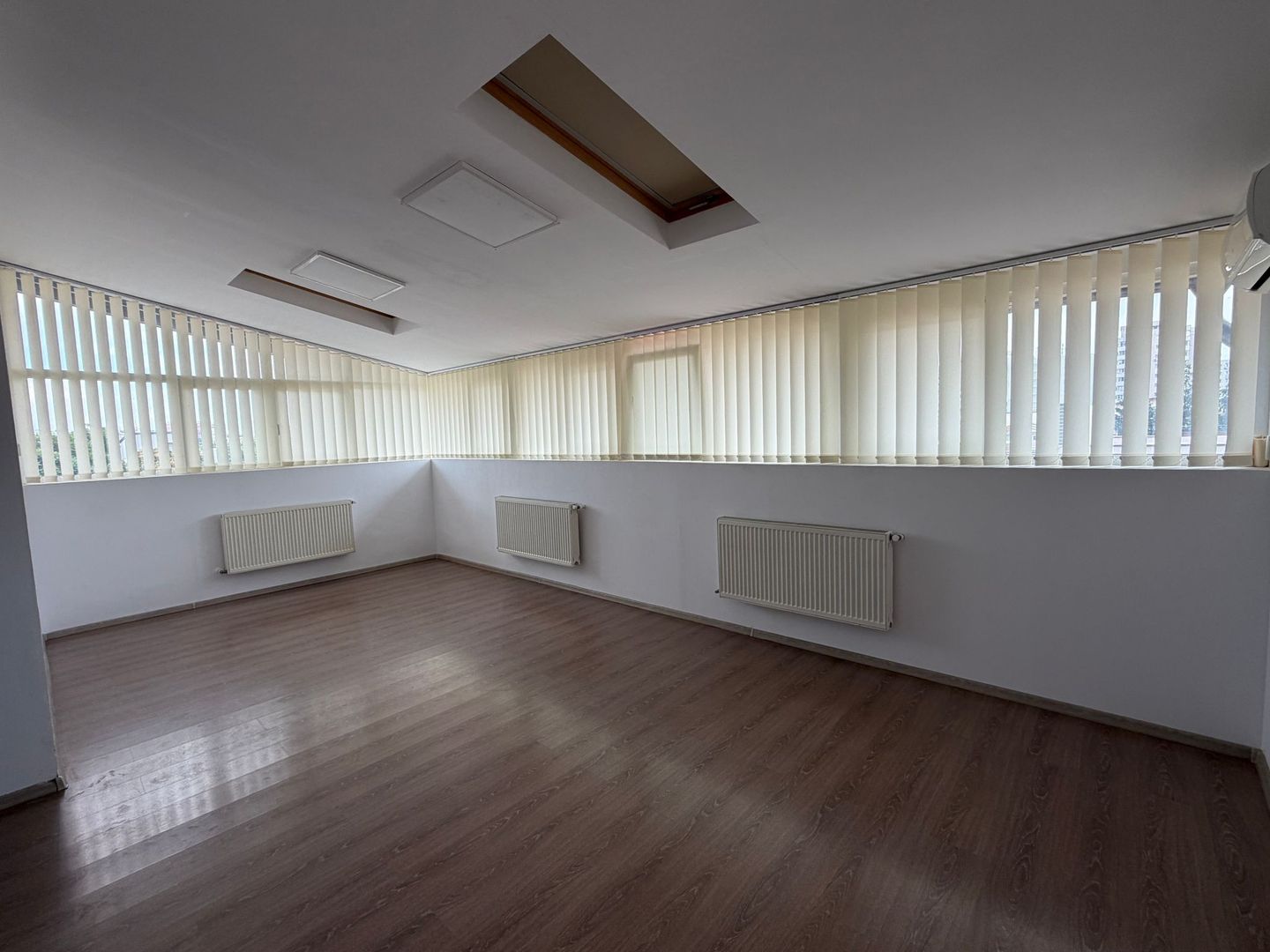 Clădire Multifuncțională 800 mp | Renovată 2024 | Ideală pentru Clinică, Birouri - Poză 16