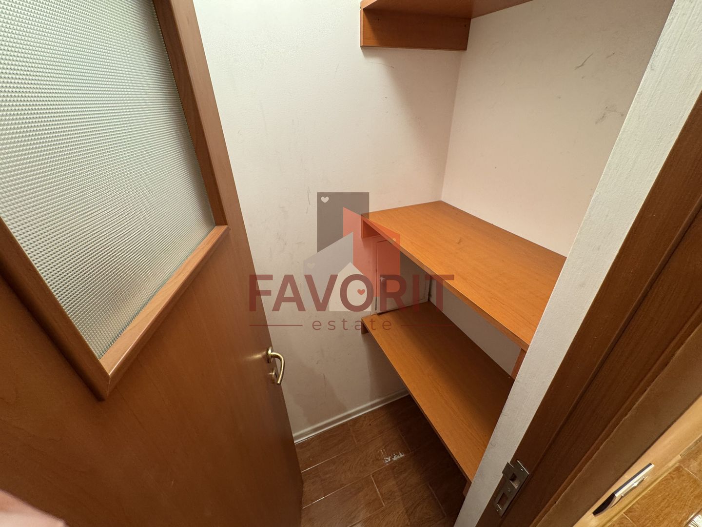 Disponibil imediat. Etaj 1. Centrala proprie. Vedere pe 2 parti. - Poză 10