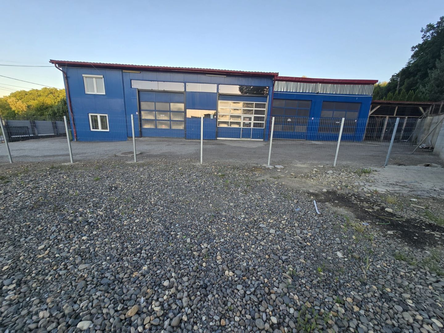Spatiu comercial 360 mp, teren 1000 mp.4 boxe cu elevator - Poză 2