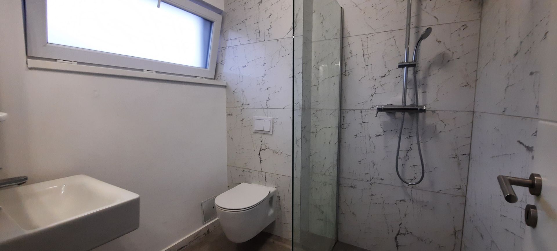 Locuinta cu 3 camere, curte si 2 locuri de parcare - Poză 9