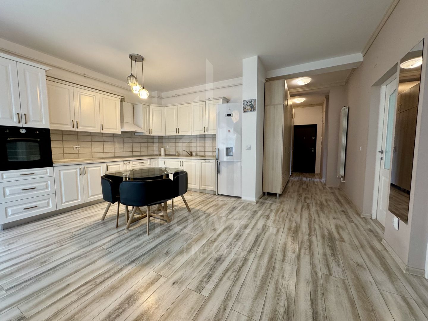 De inchiriat Apartament modern 3 camere cu curte privată şi parcare - Poză 1