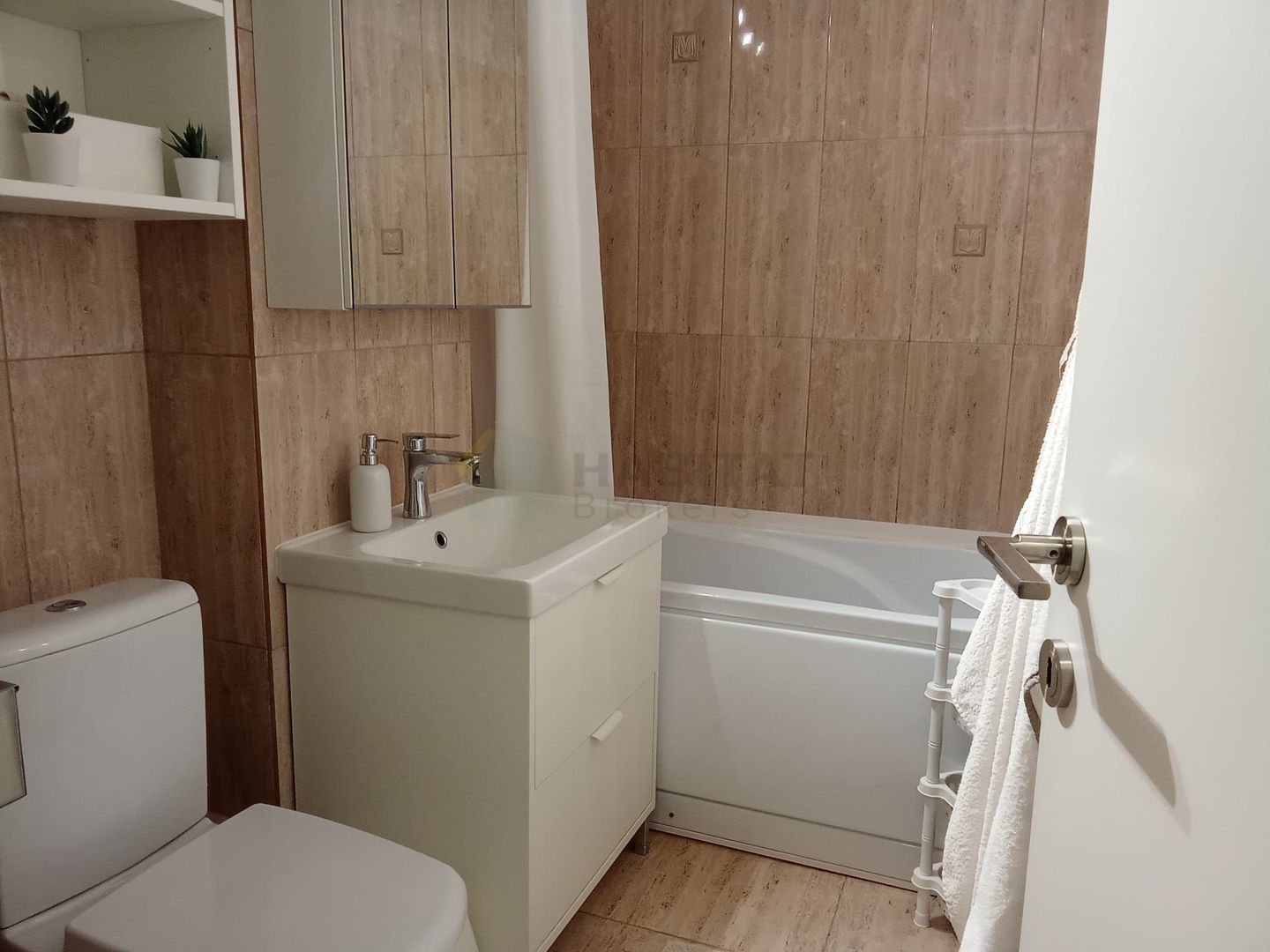 3 camere Mega Mall mobilat si utilat modern - Poză 13