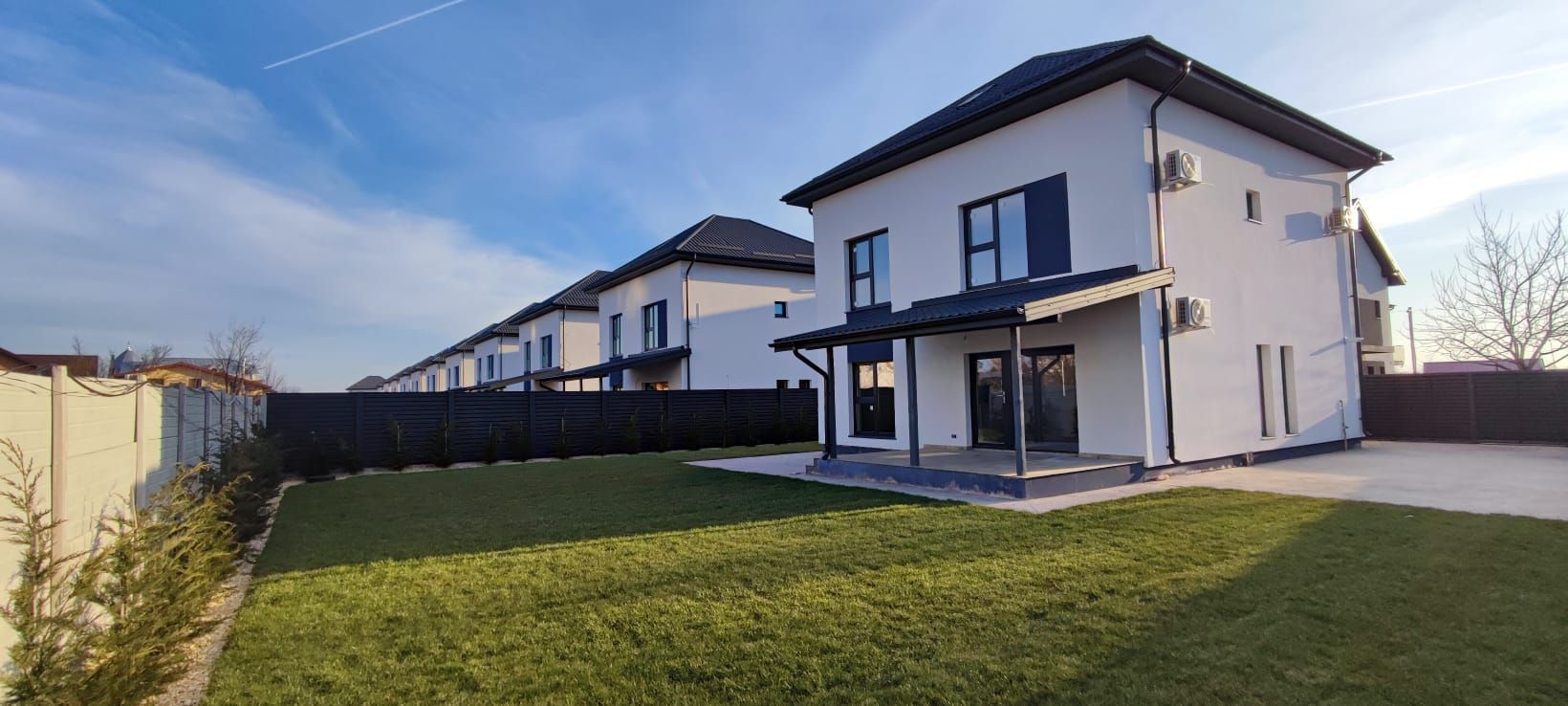 Vilă Individuală cu 700 mp Teren și Mansardă Amenajată - Poză 1