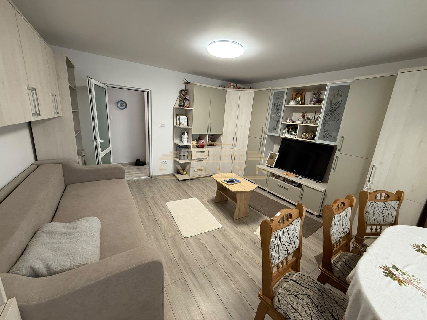 Apartament cu 3 camere, renovat integral, mobilat și utilat - Poză 2