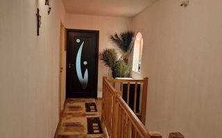 Casă Spațioasă cu Garaj și Mansardă – Gruia - Poză 3