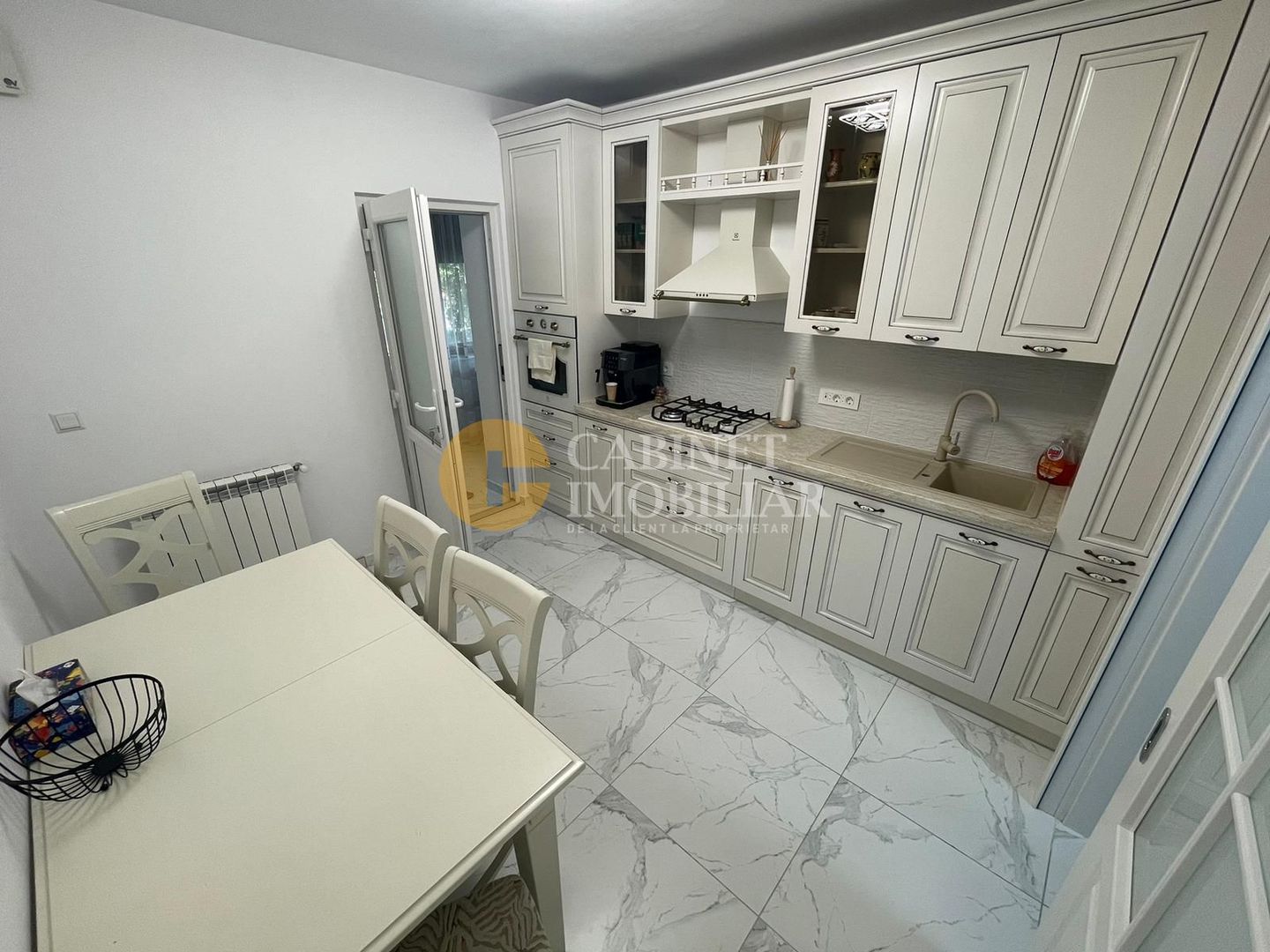 Central - Tg Cucu bloc tip Vila - 2 camere Decomandat RENOVAT 60mp - Poză 2