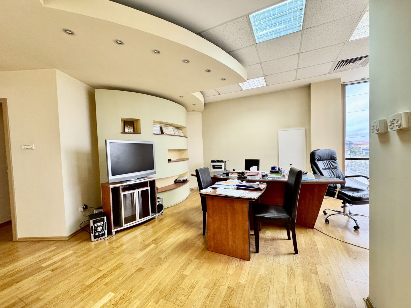 Spațiu pentru birouri langa Funshop Buziașului - Poză 1