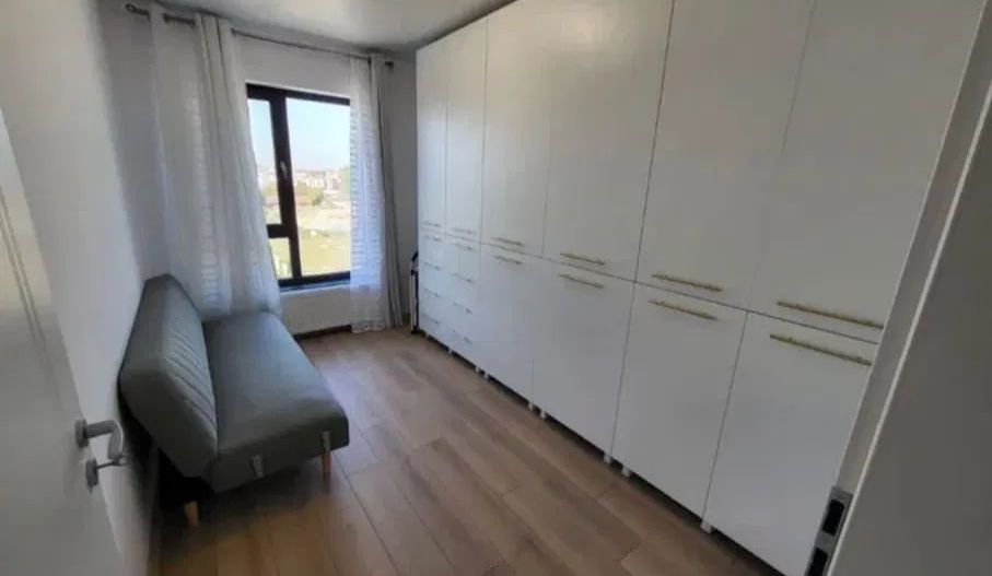De vanzare apartament  cu 3 camere, Complex Crizantema, etaj 5, 135.000 E - Poză 1