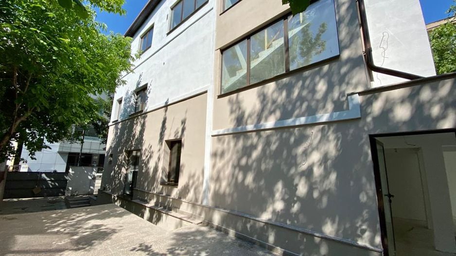 Refugiu Urban cu Eleganță Clasică – Vilă Renovată în Inima Primăverii - Poză 19