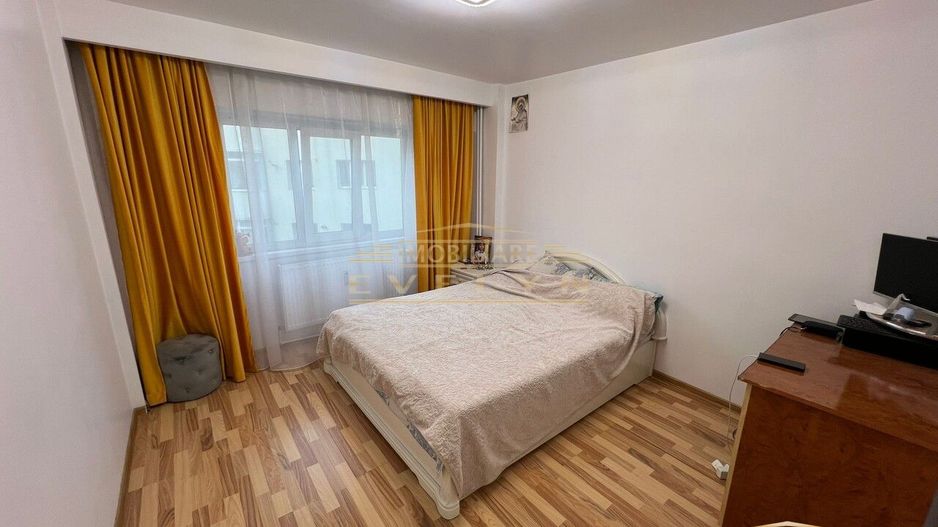 De vanzare apartament 4 camere, etaj 2, Str. Calea Nationala ( Farmacia Husac ) - Poză 4