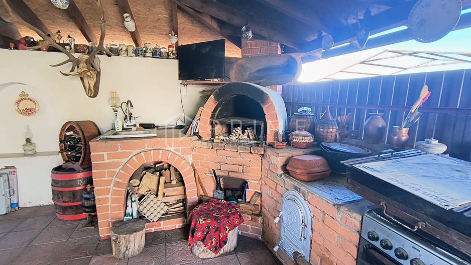 Casa perfectă pentru familie – curte, foișor cu grătar și garaj triplu - Poză 28