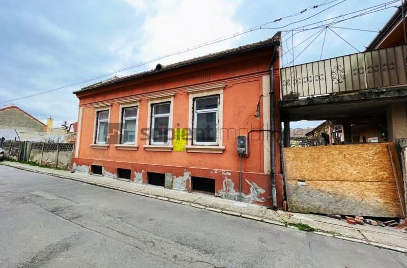 Casa situata ultracentral cu proiect autorizat - Poză 1