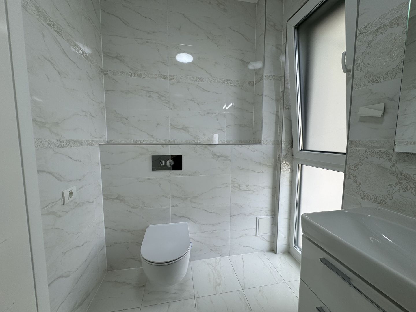 Apartament cu 2 camere mobilat si utilat de lux - Poză 11