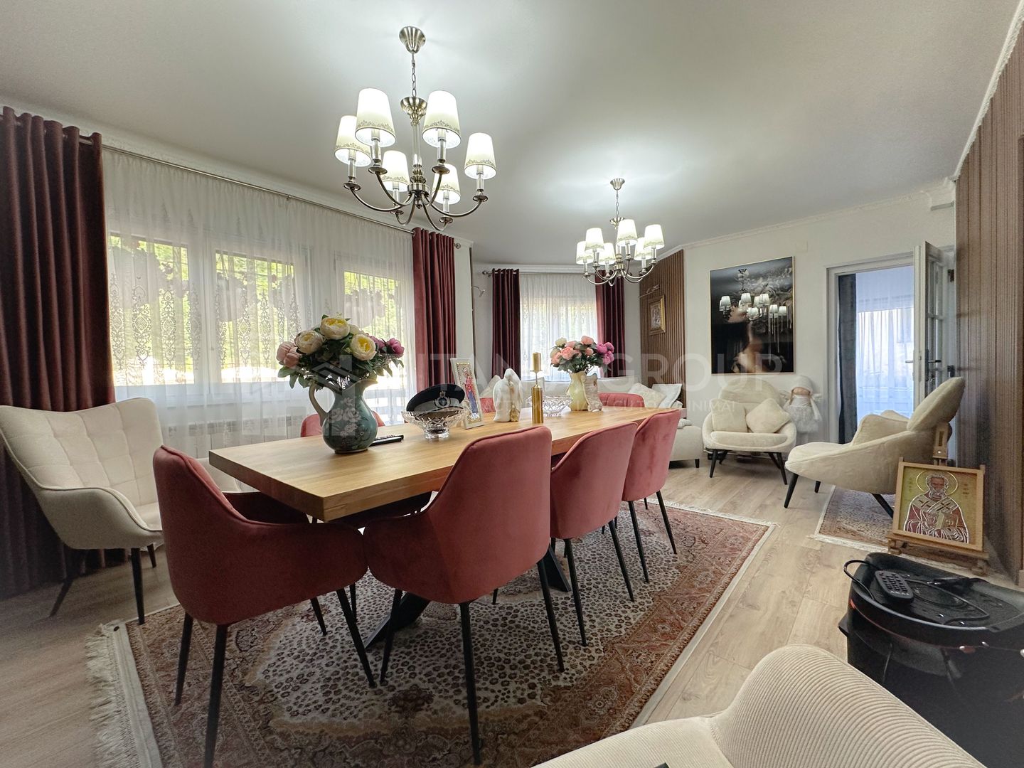 Vilă elegantă în Sinaia pe Calea Prahovei - Poză 2