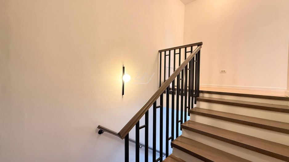 Casa moderna si cocheta. Locatie excelenta. Curte amenajata. Loc de parcare. - Poză 13