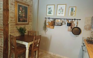 Casă renovată, cu terasă și grădină, în zonă Centrala - Poză 3