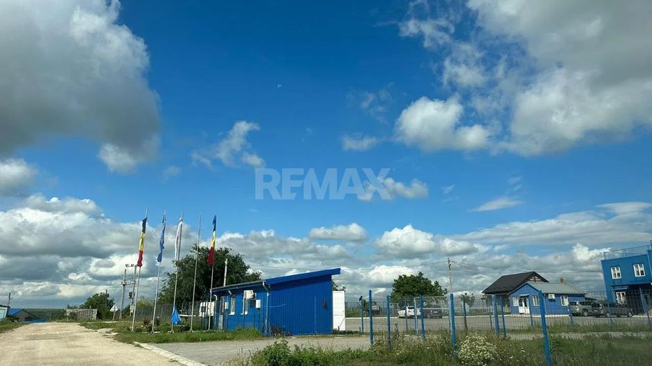 Aerodromul Horesti 24 ha teren + 1400 m2 hangare și 550 m2 cladire administrativa - Poză 4