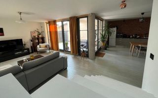 Locuinta spatioasa in triplex - Poză 1