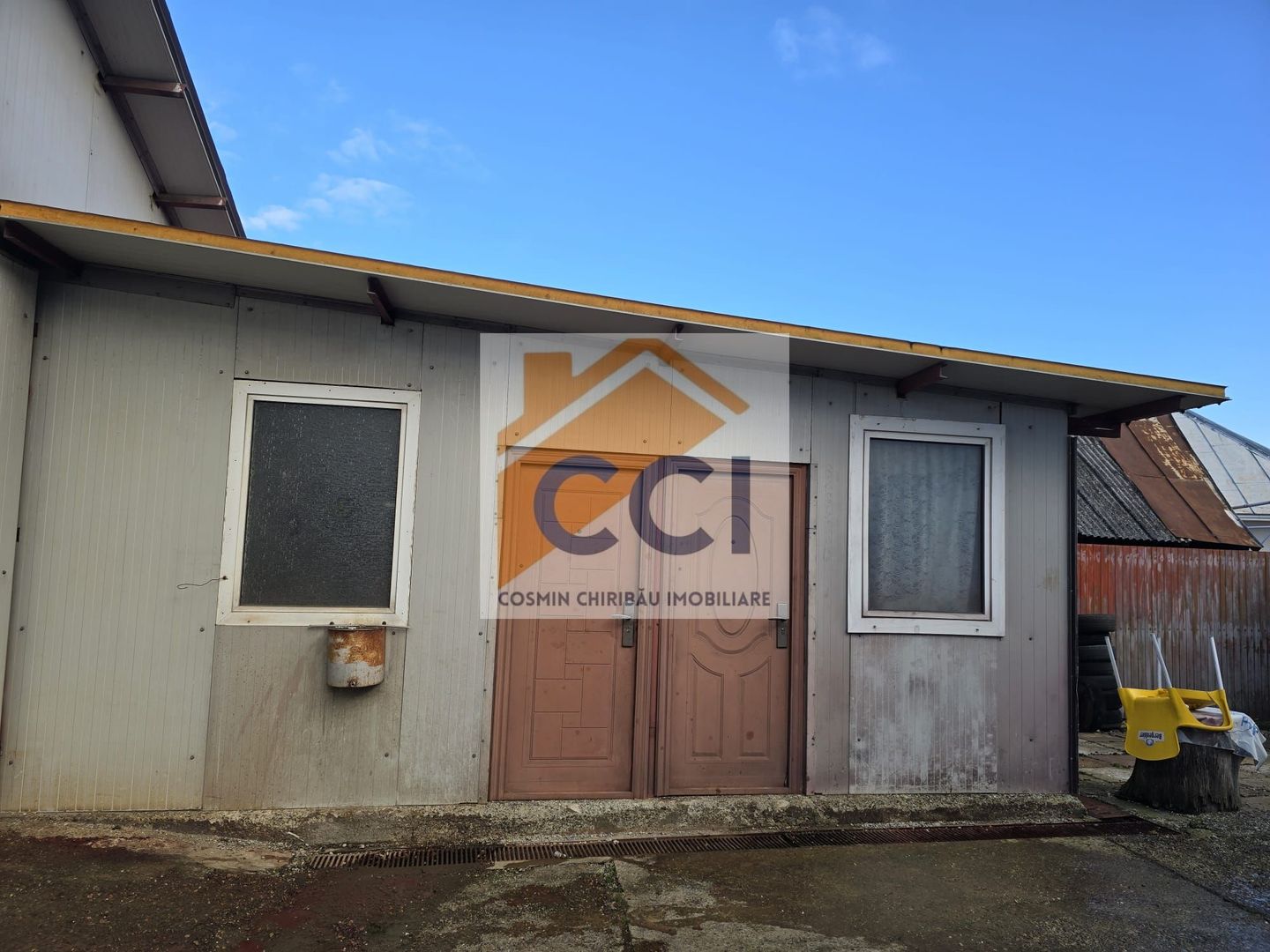 Se oferă spre vânzare / închiriere clădire cu spațiu comercial - Poză 4