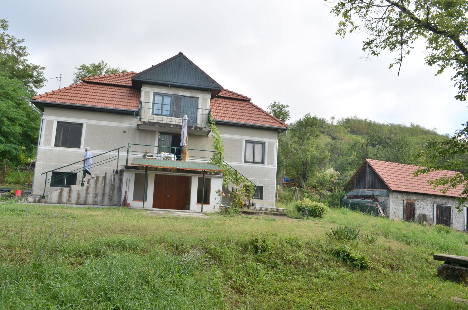 Casa renovata la tara complet mobilata si utilata - Poză 1