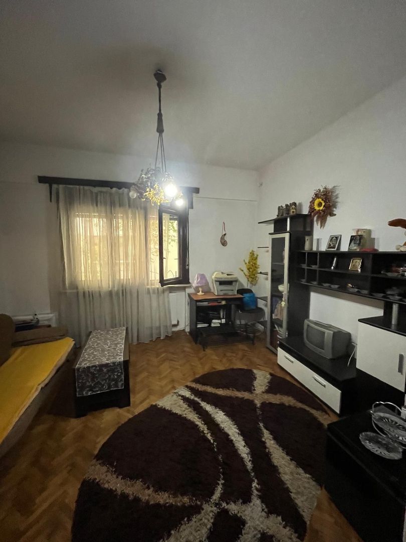 Apartament cu 4 camere | Semidecomandat | Piata Romana - Poză 1