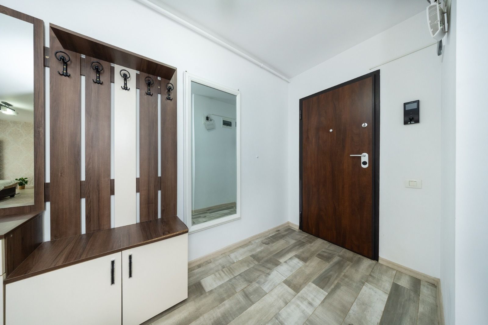 Apartament cu doua camere modern ,cu boxa in Top City - Poză 17