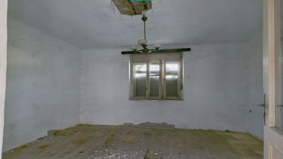 Casă în centrul localității Dezna, județul Arad - Poză 9