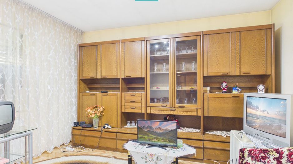 Casa în Cuvin la poalele dealului - Poză 4