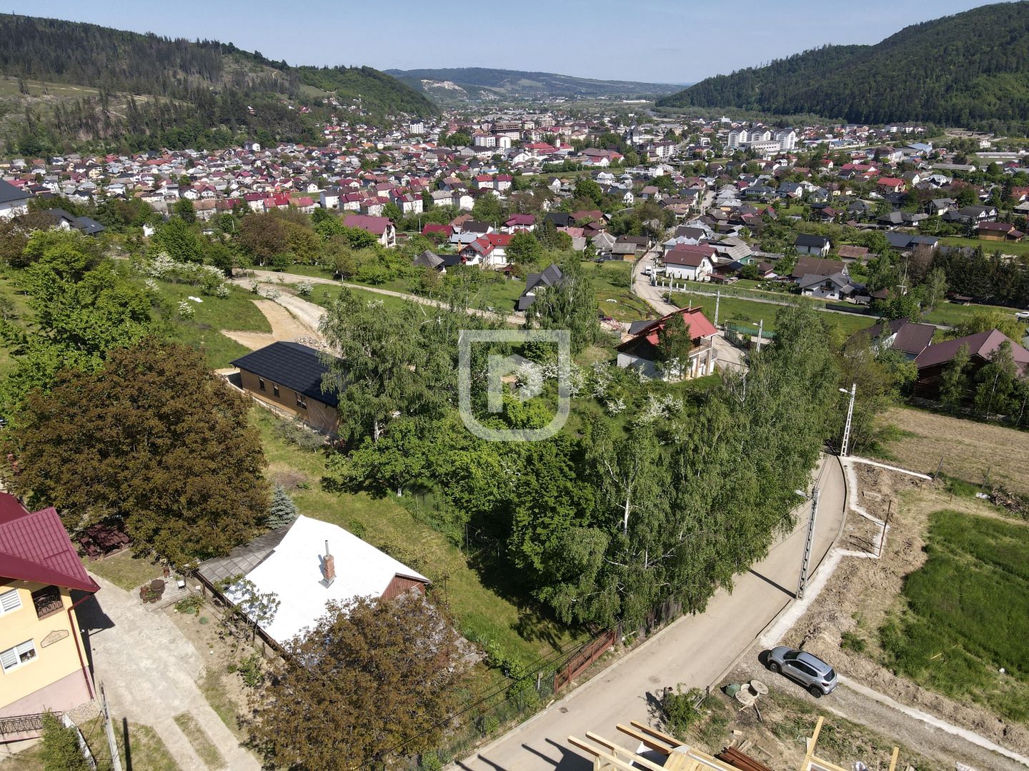 Casa bătrânească cu foișor și teren - Poză 9