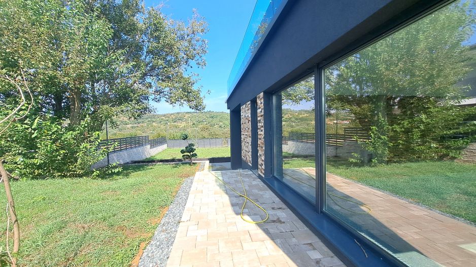 Casa cu piscina interioara si priveliste catre Cetatea Cisnadioarei - Poză 16